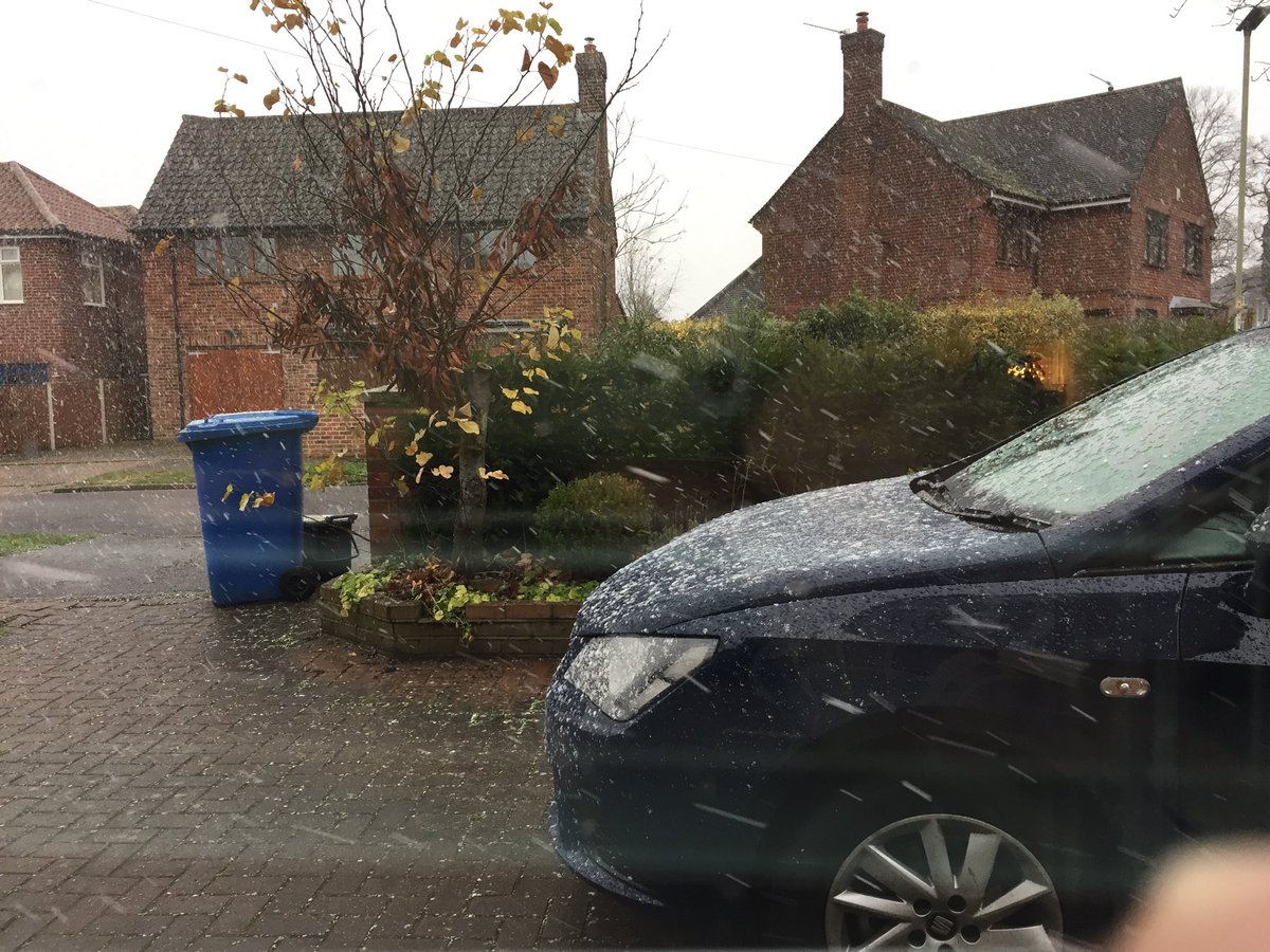 ChrisDeakinmsgd's tweet photo. Snowing in Norwich #WinterSurvival ##❄️⛄️⛷ https://t.co/j65UzPrj75