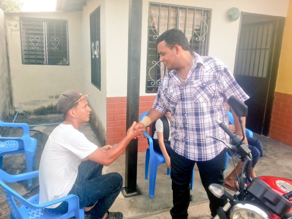 PsuvJcs's tweet photo. #PSUV Casa a Casa en el Sector Ivasol #Trabajamos #ConUnaVisionDeFuturo SILVIO LUIS ALCALDE https://t.co/CZ4d2T6iDh