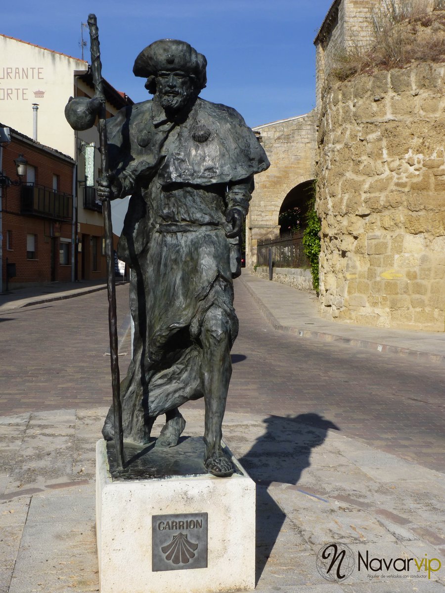 NAVARVIP's tweet image. ¡Por fin jueves! Último empujón y llegamos al fin de semana. Hoy nos trasladamos hasta Carrion de los Condes para traeros esta preciosa imagen del monumento al peregrino. 
4/7 
7 días, 7 fotos de El Camino de Santiago.