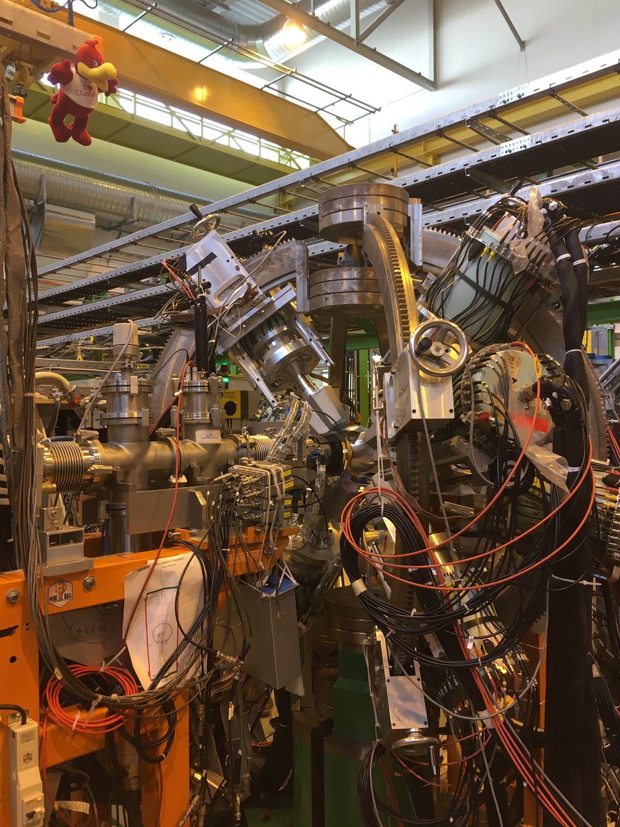 Yesterday was the end of HIE-ISOLDE beam time and the final experiment with Miniball in 2017. 

Today we start dismounting the detectors.