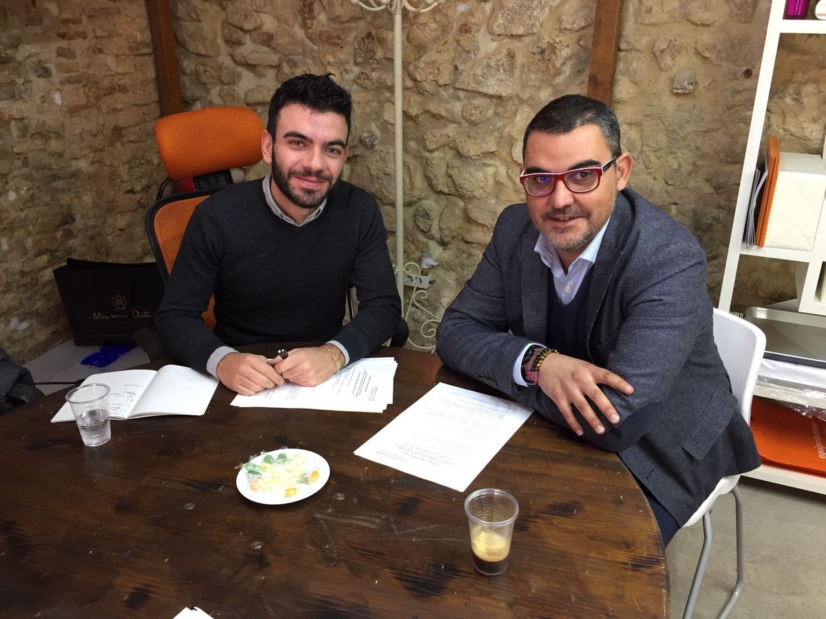 FEquipoHumano's tweet photo. El arquitecto italiano Alessandro Santapà, ya es un joven emprendedor de @EYEprogramme! Esta mañana ha realizado la Training Session con @JEGarciaLlop y @acadenascanamas y el 15 viajará a Berlín, dónde estará 6 meses en el despacho #Annabau +info de #EYE➡ https://t.co/PmBB06bkzT https://t.co/iuTCLsW6yp