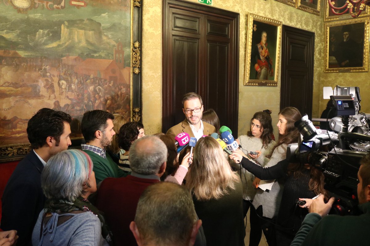 PSOEPalma's tweet photo. 🌷✅ @hila: "L'@ajuntpalma  demanarà per primera vegada a #RedElectrica el canvi de traçat de les torres i els veïns no hauràn de pagar res. Estarem al seu costat". #SalvemSonPuig https://t.co/mhnW9JlJTm