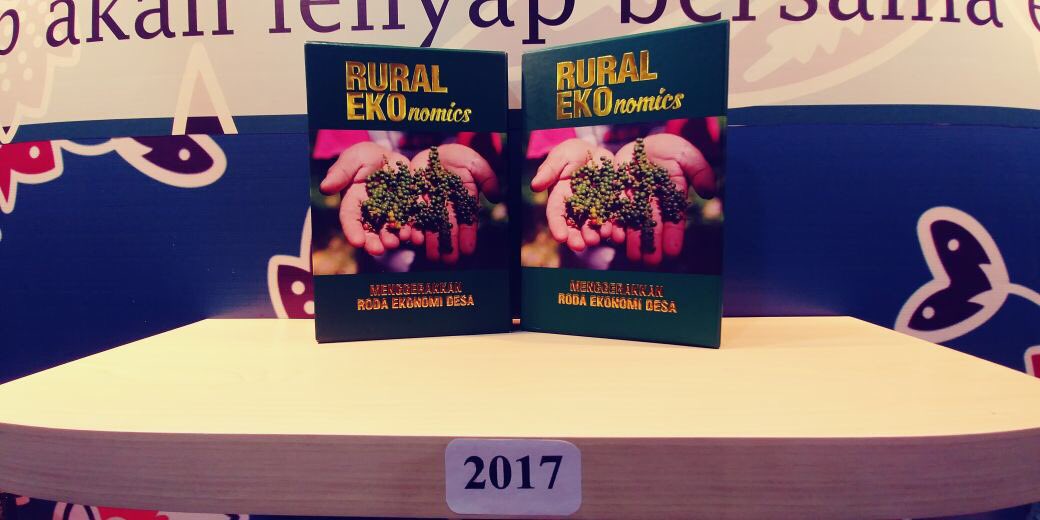 taufikmadjid71's tweet photo. Bapak Mendes PDTT @EkoSandjojo meluncurkan buku mengenai percepatan pembangunan pedesaan berjudul #RuralEKOnomics https://t.co/iLZGGrkHLA