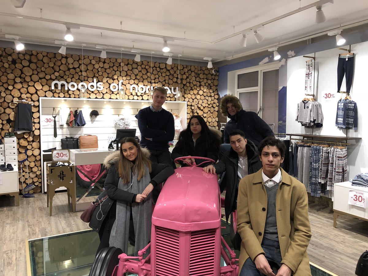 TaibehA's tweet photo. Shopping our way to the Norwegian Parliament #TellNorway https://t.co/SUQfMAt1ls