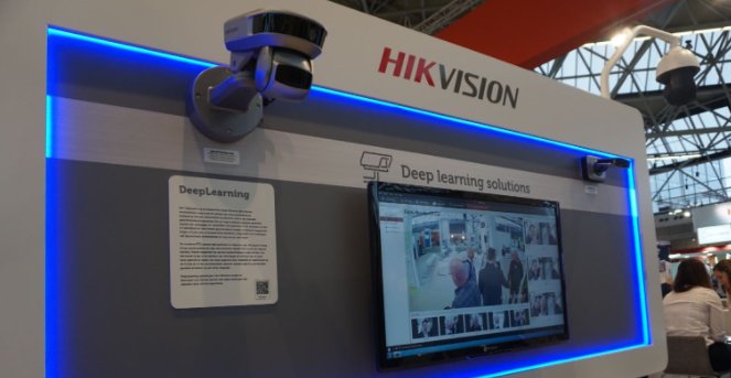 Stel, je raakt je kind op een overvolle luchthaven kwijt. Paniek natuurlijk. De laatste innovaties op het gebied van surveillancecamera’s maken het echter mogelijk om je kind binnen enkele minuten weer terug te vinden. Lees hier meer: rai.eu/2zTFgE6