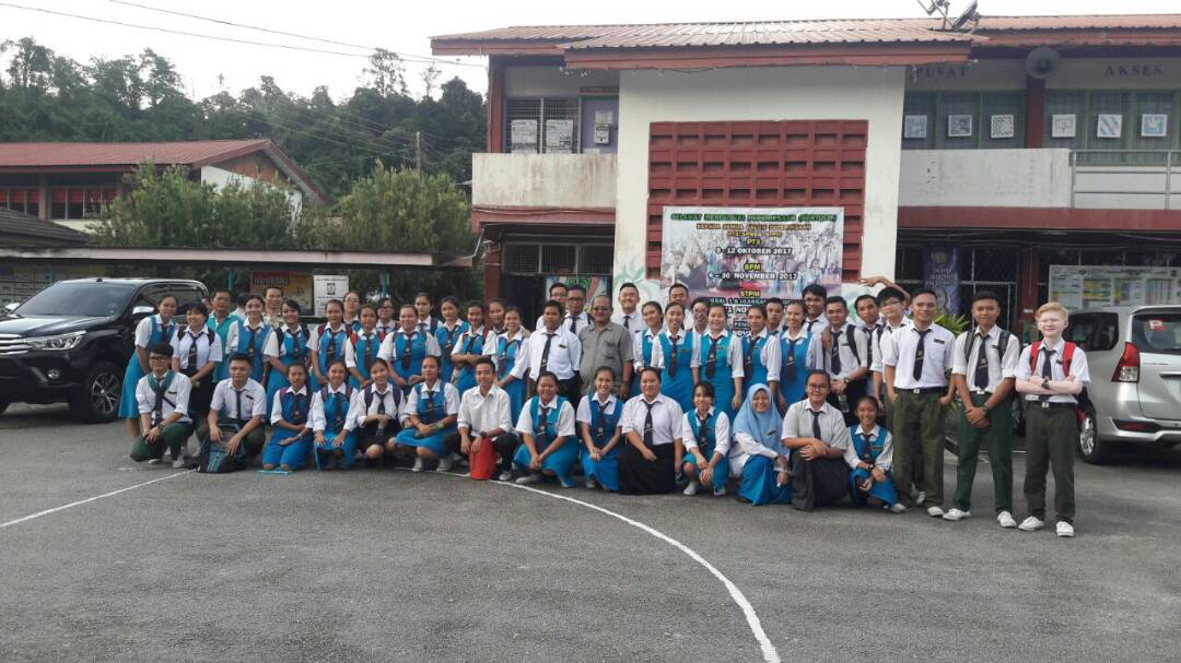 5tyifff's tweet photo. ended up the last paper by taking photo with ICT students.  #spm2017 #batch2000 https://t.co/9IbWaU5Hx6