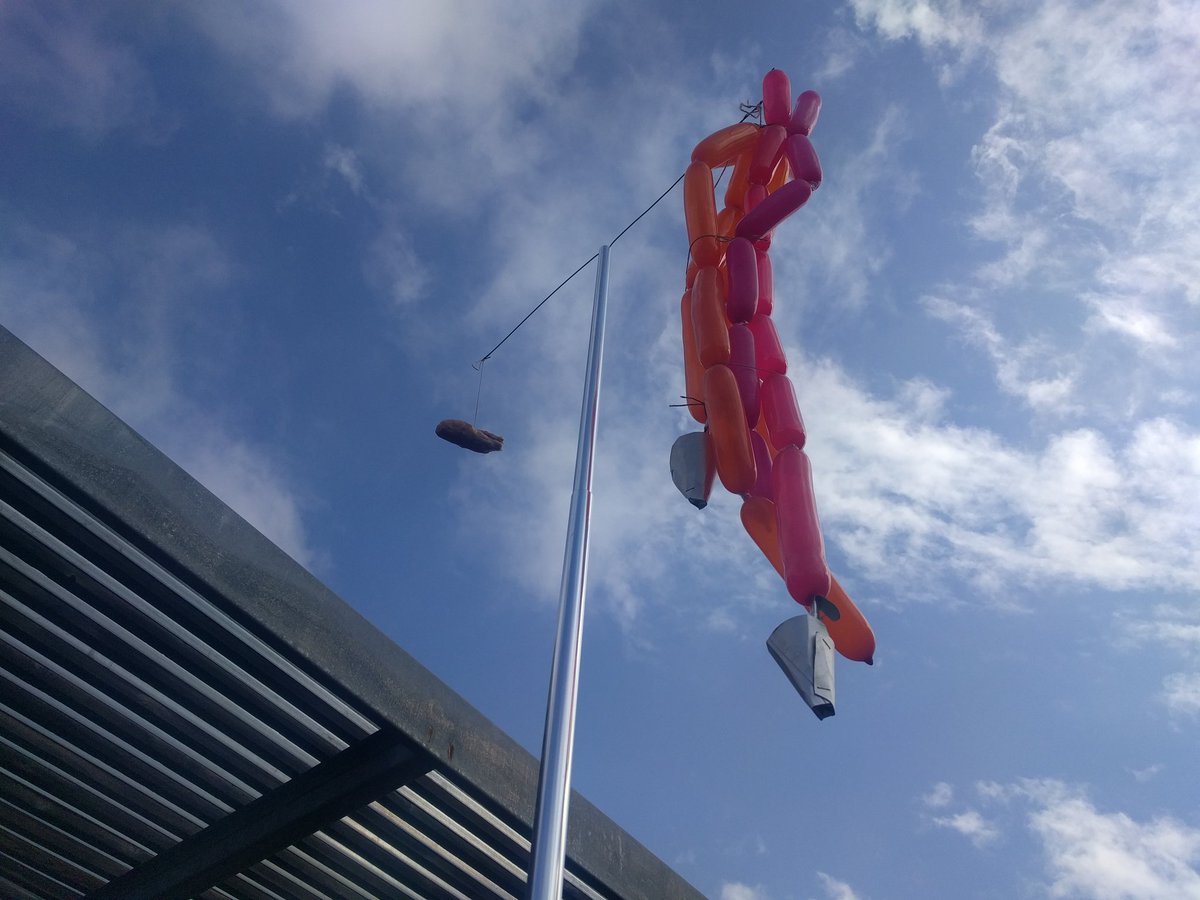 2hospitales2's tweet photo. La imaginación al poder. No hay pan para tanto chorizo. Comienza la concentración en el Virgen de las Nieves. #2hospitalescompletos https://t.co/0jcKC9bDx7