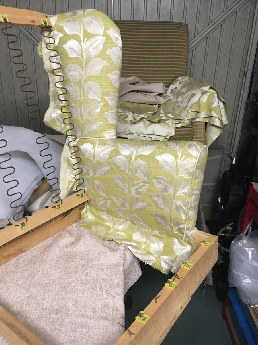 Upholsterybycrm's tweet photo. A spot of sewing #insidewing #insidearm #settee #singersewingmachine #upholstery https://t.co/LDU0p0Iav2