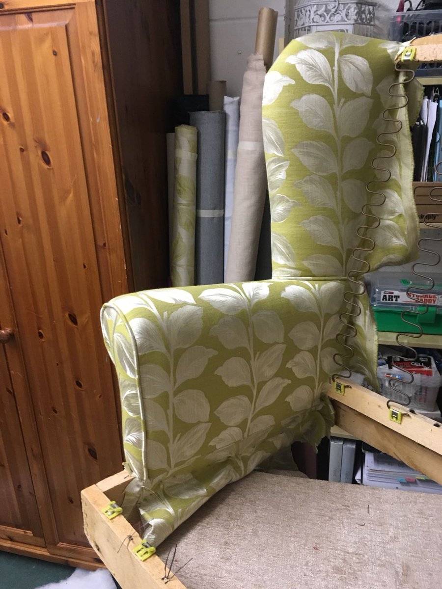 Upholsterybycrm's tweet photo. A spot of sewing #insidewing #insidearm #settee #singersewingmachine #upholstery https://t.co/LDU0p0Iav2