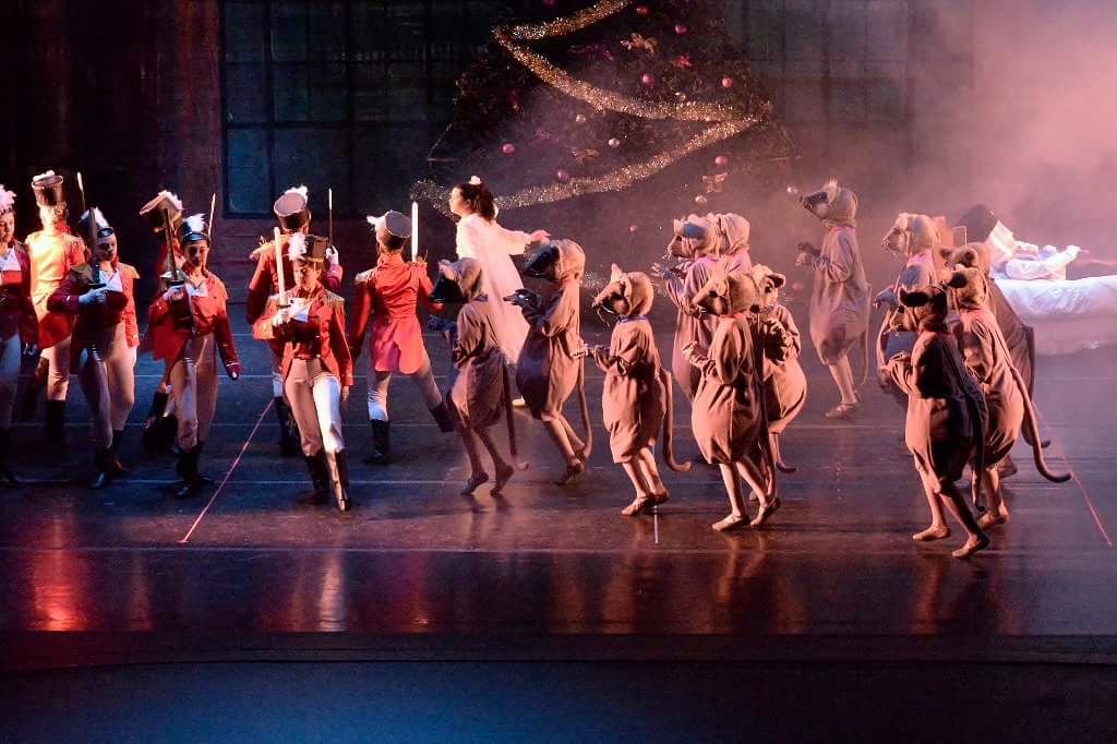 VRBallet's tweet image. The Nutcracker has great action including a battle between mice and soldiers! Come see the excitement! Tickets on sale now for Virginia Regional Ballet's Nutcracker in Williamsburg. December 16-17 Get yours at brownpapertickets.com/event/3113820