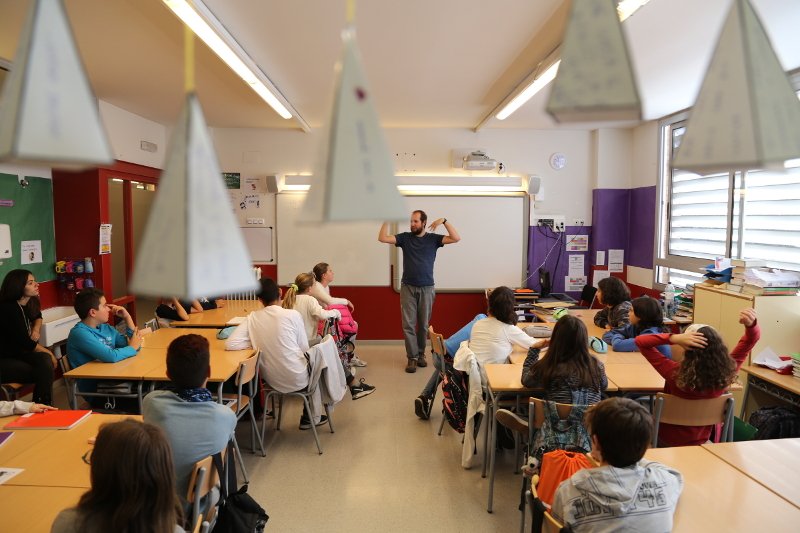 comsoc_cat's tweet photo. La pau i el dret d'asil en boca dels joves de 6è de primària de l'Escola Taula Rodona de #SantQuirzedelVallès. Contes radiofònics x defensar DDHH! https://t.co/bmUXRXYTTB #obrimfronteres #educacioirefugi #volemacollir https://t.co/7FmjD5QAbn