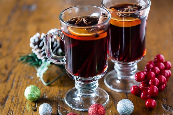 nikikiss551's tweet photo. When it snows you have 2 choice, stay at home or have some mulled wine! #snowing #thursday https://t.co/HFZMQ8zHtf