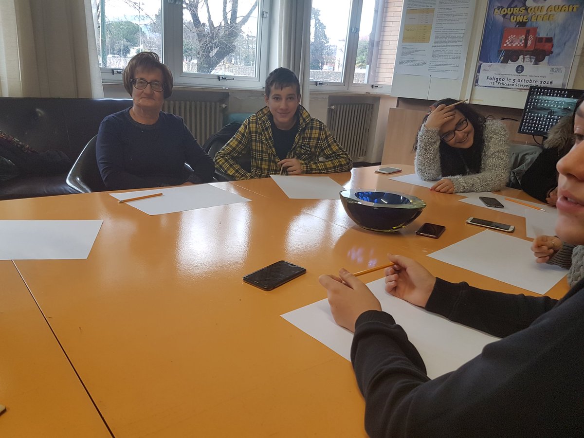 Eleonora_FMD's tweet photo. #interconnessioni17 Nonni e nipoti seduti accanto e inizia la sfida della creatività #Hackreativity #Foligno @fmdigitale @AdUmbria https://t.co/7gXvJQg7sP
