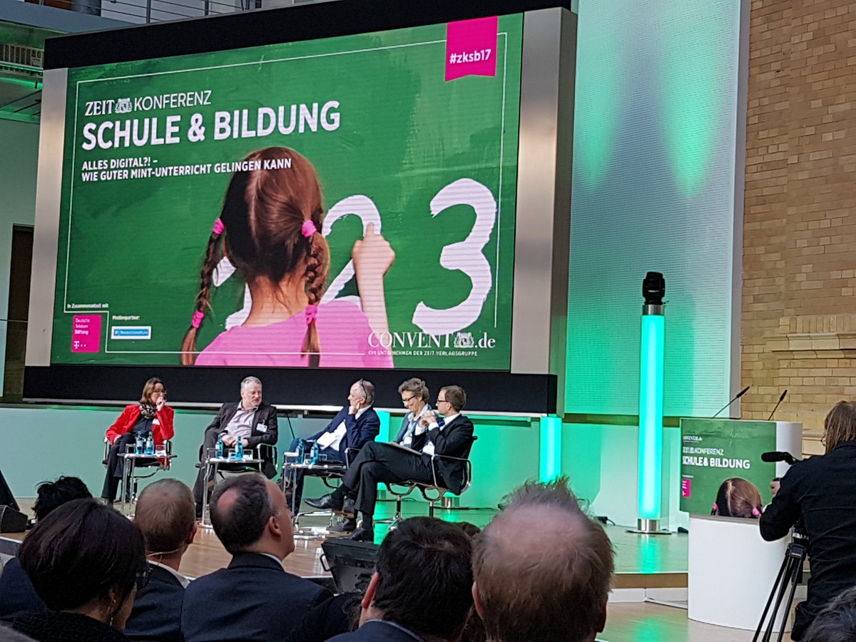 phliplipp's tweet photo. Digitale Bildung ist eine Aufhabe für alle Fächer, findet KMK. Doch wenn es alle machen sollen, ist Gefahr groß, dass es keiner macht, fürchtet Martin Spiewak @zeitonline #zksb17 https://t.co/N6RgKdNZ4r
