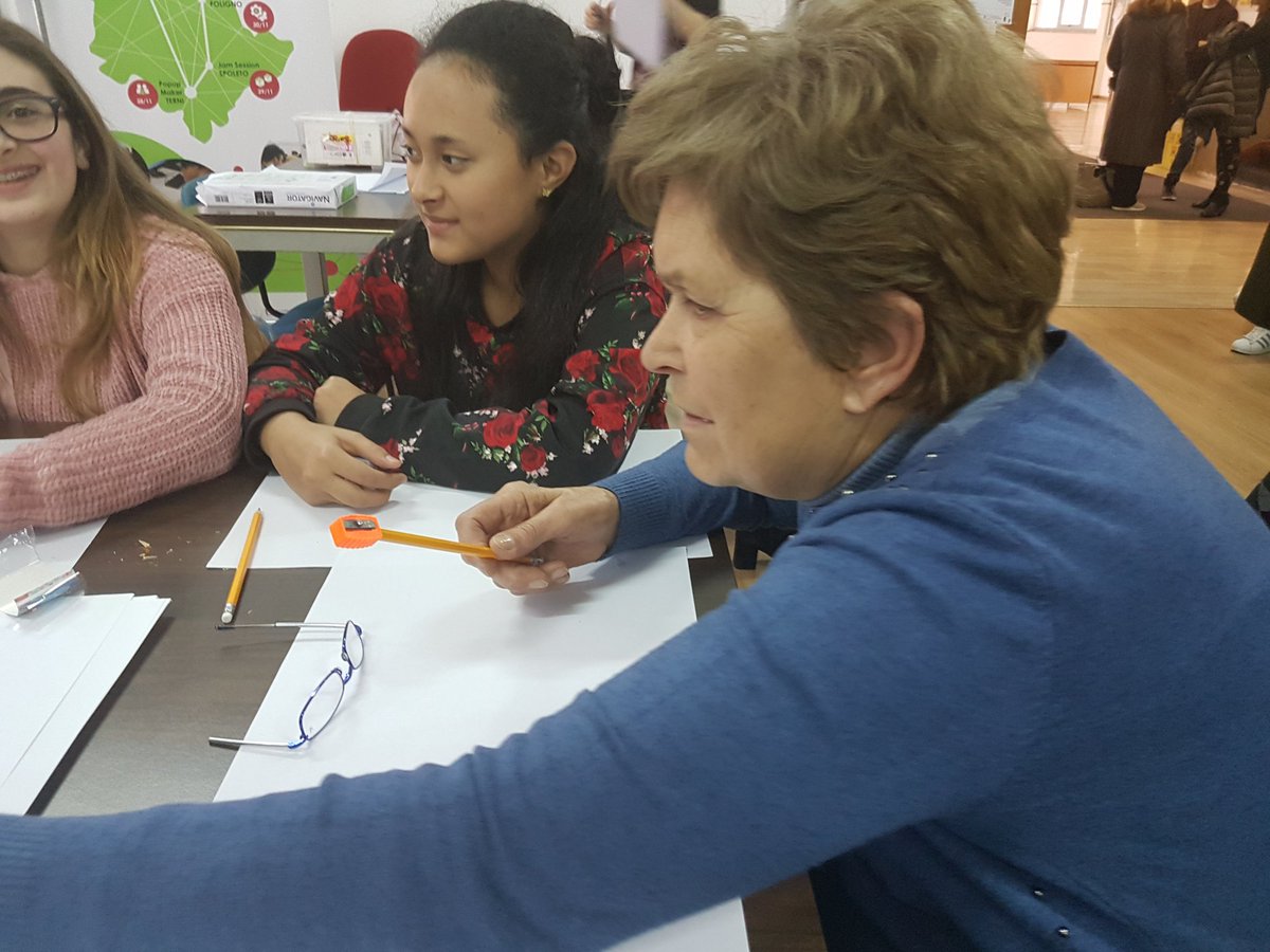 Eleonora_FMD's tweet photo. #interconnessioni17 Nonni e nipoti seduti accanto e inizia la sfida della creatività #Hackreativity #Foligno @fmdigitale @AdUmbria https://t.co/7gXvJQg7sP