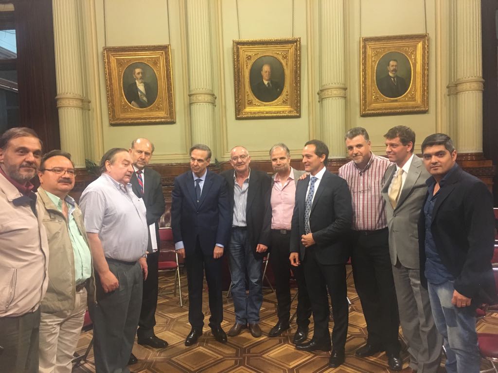 ehubelen's tweet photo. ⚓️El @SenadoArgentina convirtió en #ley los proyectos de #MarinaMercante e #IndustriaNaval, aprobados con media sanción la semana pasada por @DiputadosAR https://t.co/AQHHYE3UCn