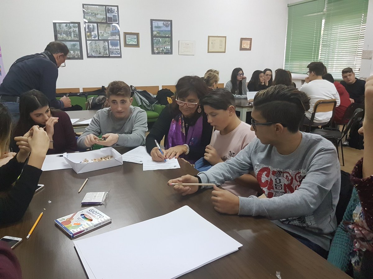 Eleonora_FMD's tweet photo. #interconnessioni17 Nonni e nipoti seduti accanto e inizia la sfida della creatività #Hackreativity #Foligno @fmdigitale @AdUmbria https://t.co/7gXvJQg7sP