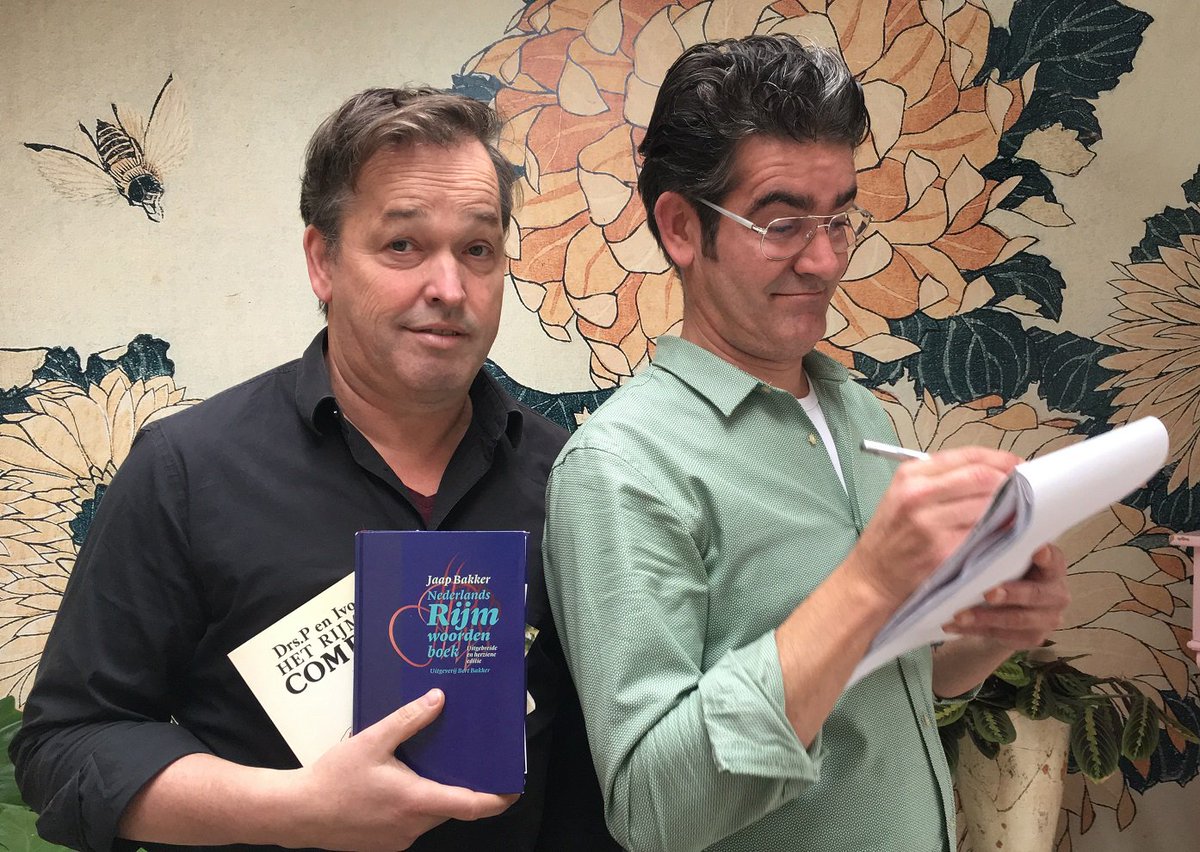 O, kom er eens rijmen! Vrijdag en zaterdag maken schrijvers-dichters-liedjesmakers @johnvanders en @JanVriends een korte rijmcollege-tour langs onze bibliotheken! helmondpeel.biblio-shop.nl/activiteiten/z…