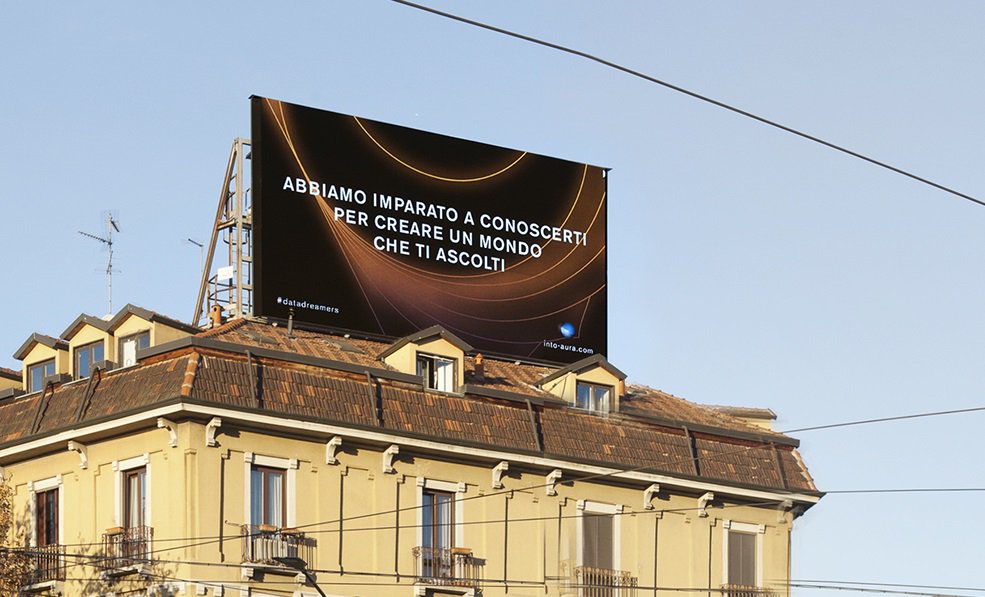 FedericoSantori's tweet photo. Cammini per strada a Milano. Vedi due, tre, quattro di queste réclame. E ti senti catapultato nel romanzo "The Circle". Farò qualche ricerca sui #datadreamers di tale AURA. https://t.co/RNFxNQ8mAq