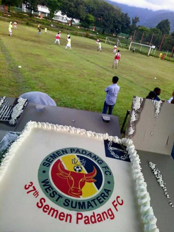 SemenpadangFCID's tweet photo. Perayaan Ulang Tahun @semenpadangFCID ke 37 bersama @UWS_1980 #ayobangkit https://t.co/ht76l32kZ9