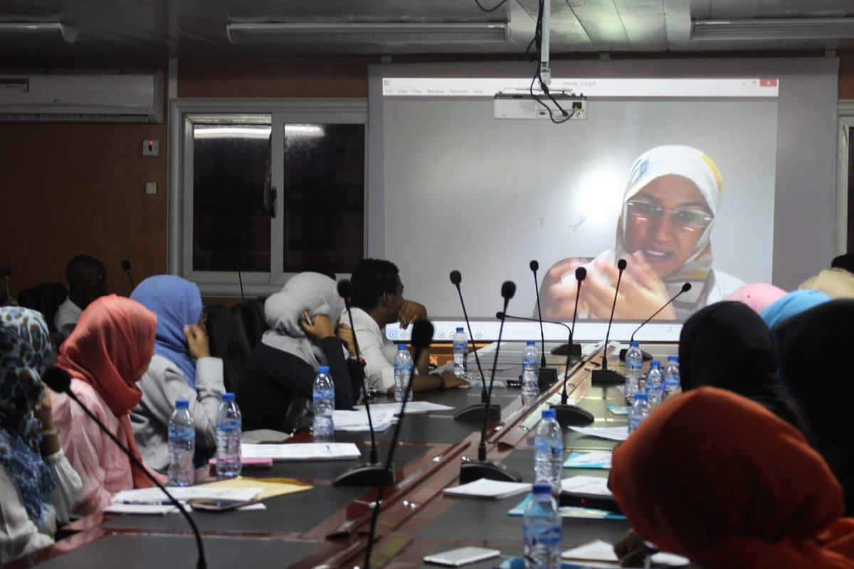 MindUpSudan's tweet photo. الدكتورة والباحثة في اللغة العربية ندى نور الدائم كانت حاضرة معنا عبر الشاشة لساعتين تحدثت فيهما عن اللغة وأهميتها وكيفية توليد فرص اغتنامها لتطويرنا وتحقيق اهدافنا من اساليب كالخطابة والتحدث أمام الجمهور وقواعد مساعدة لتحسين الملكة اللغوية. https://t.co/vPAOPPNWRK