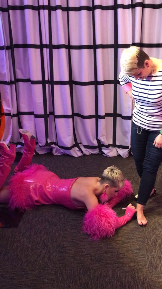 umakatyperry's tweet photo. Vocês têm noção que a katy deita no chão pra autografar pé de fã no m&amp;g DE GRAÇA enquanto vcs pagam pau pra artista que cobra uma fortuna pra tirar uma foto sem ao menos encostar https://t.co/r3XX9fPGlT