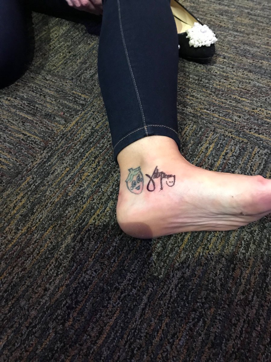 umakatyperry's tweet photo. Vocês têm noção que a katy deita no chão pra autografar pé de fã no m&amp;g DE GRAÇA enquanto vcs pagam pau pra artista que cobra uma fortuna pra tirar uma foto sem ao menos encostar https://t.co/r3XX9fPGlT