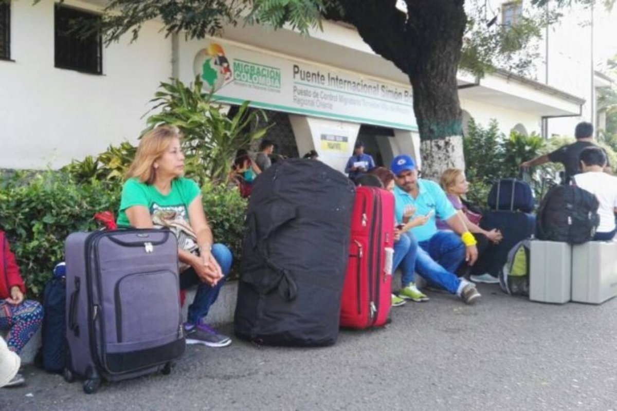 ElNacionalWeb's tweet photo. 1.500 personas duermen en las calles de San Antonio para llegar a Cúcuta https://t.co/bBI35CBO7h https://t.co/vWlINp9tPR
