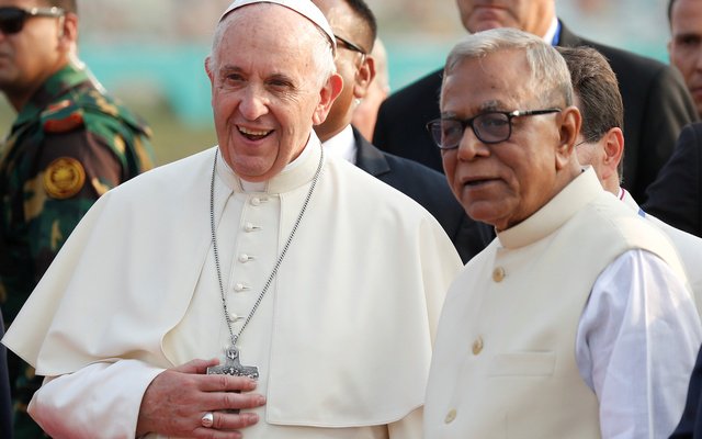 syedsharfulanam's tweet photo. #ThePopeFrancis arrives in #Dhaka, Bangladesh and accorded  #redcarpet reception! A 21-gun salute heralded the arrival of the 80-year-old Pope Francis when he alighted from a #VVIP flight of #Biman Bangladesh Airlines in Dhaka, at around at 3:05 pm. The arrival photos may be seen https://t.co/RzQ0vs7XTF