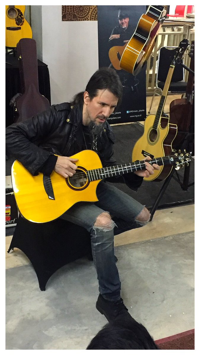 UYOENT's tweet photo. THE MAN....@bumblefoot at @PlazaSemanggi - #jakarta #indonesia #bumblefoot #bumblefootindonesia https://t.co/761qW9yYAs