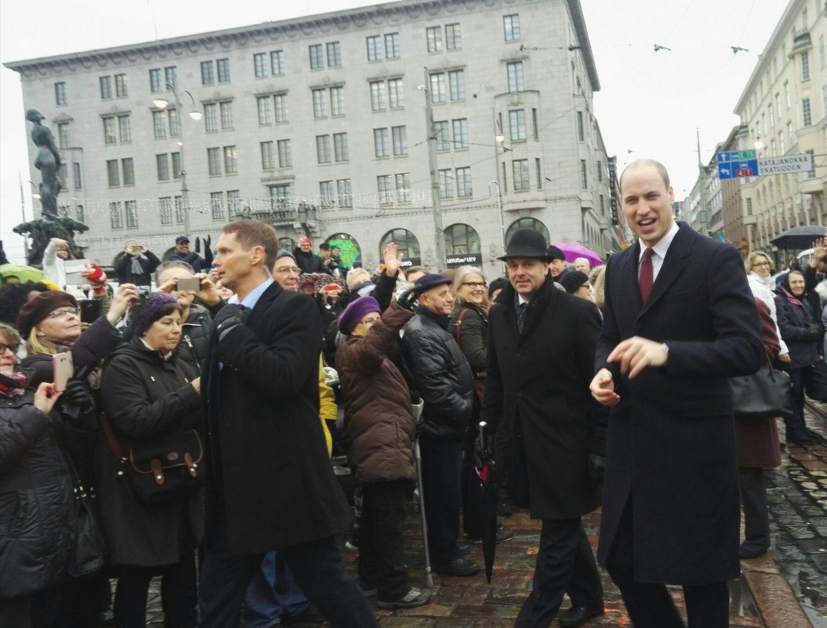 LiisaKujala's tweet photo. No niin! #PrinssiWilliam tervehti kansaa #Esplanadinpuisto'ssa. Mukana myös pormestari @Vapaavuori #Helsinki #Kuninkaallinenvierailu #Britannianprinssi https://t.co/2sNl6QauTp