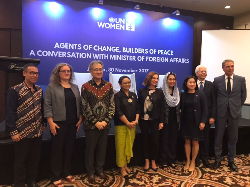 kips_kemlu's tweet photo. #MenluRetno sebut 3 important virtues perempuan yang dapat berperan dalam konteks perdamaian dunia: 1) Agent of peace, 2) Agent of trust, dan 3) Agent of tolerance. #AgentOfChanges #BuildersOfPeace @Portal_Kemlu_RI @hamkemanusiaan @UN_Women https://t.co/2EpbP9Iuka
