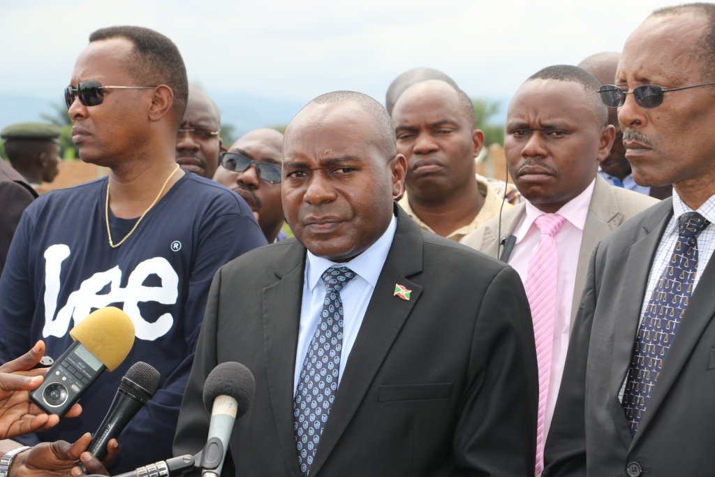 Burundi2VP's tweet photo. #Burundi: SE @ButoreJ met en garde quiconque tentera de modifier le plan initial de lotissement du Quartier #Kiyange, dit « Diplomatique », en zone urbaine de #Buterere, dans @MairieBujumbura . La tolérance zéro sera appliquée. https://t.co/bF6puztNLb