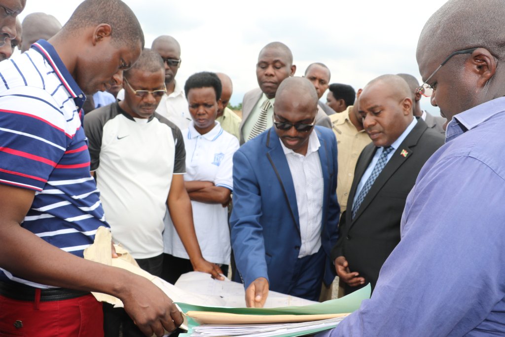 Burundi2VP's tweet photo. #Burundi: SE @ButoreJ met en garde quiconque tentera de modifier le plan initial de lotissement du Quartier #Kiyange, dit « Diplomatique », en zone urbaine de #Buterere, dans @MairieBujumbura . La tolérance zéro sera appliquée. https://t.co/bF6puztNLb