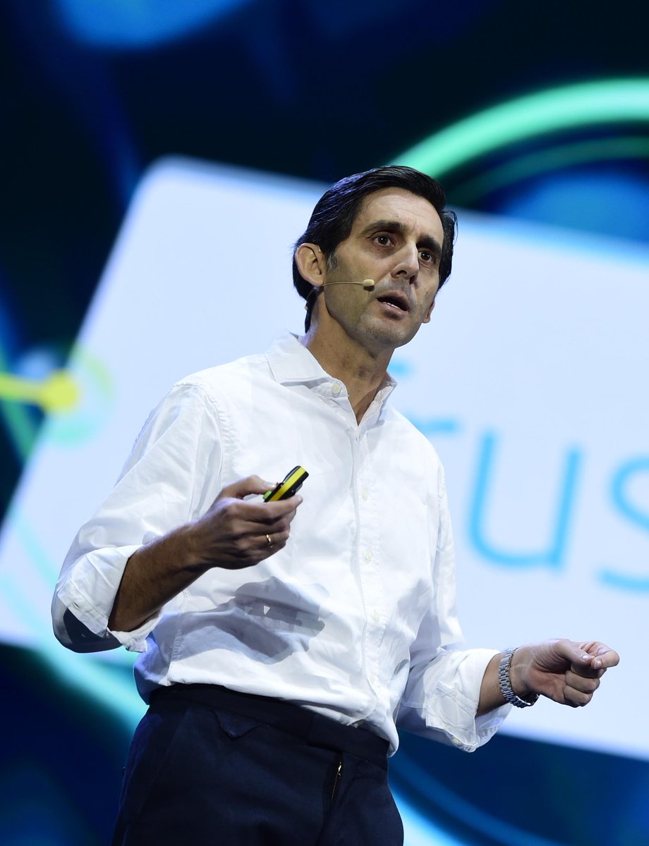 Telefonica's tweet photo. El dato: ✅Tenemos 350 Mill. de clientes, 2 veces el total de usuarios de TW. ✅Con los 1,5 Mill. de Km. de fibra desplegados podríamos ir y volver a la luna 2 veces. ✅Más de 550 millones de usuarios en cobertura LTE, 2 veces la población de EEUU. #reencuentro #SomosTelefónica https://t.co/wMxyhKQYfZ