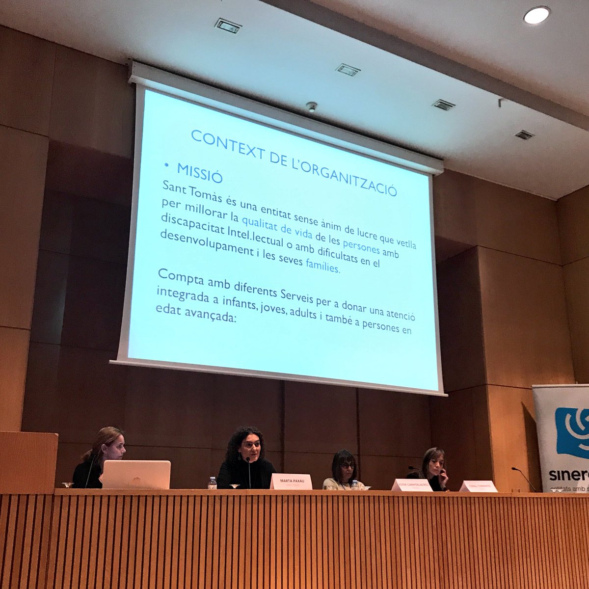 SantTomas_'s tweet photo. Estem compartint experiències i models centrats en l’atenció a les persones amb el companys de @sinergrup al Sucre de Vic. #Jornada d’ètica i innovació social #compartimvalors #compartimanàlisis #compartimconeixements #compartimexperiències https://t.co/zU4LQoEPFJ