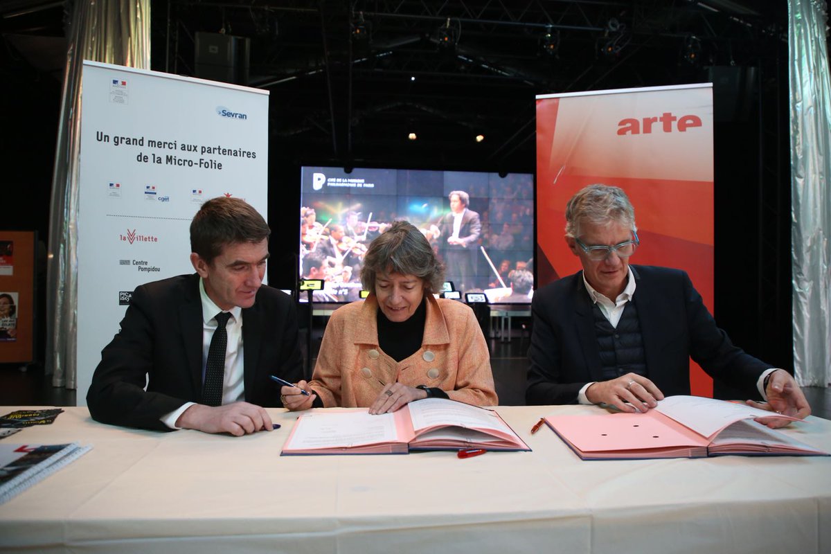 Gatignon_Steph's tweet photo. Avec Véronique Cayla @Arte et Didier Fusillier @LaVillette à la #MicroFolie de #sevran pour acter le nouveau partenariat avec Arte qui met à disposition sa programmation documentaire et RV. Une nouvelle offre de qualité pour le public de la Micro Folie @sevranville. https://t.co/dHu0ei352Z