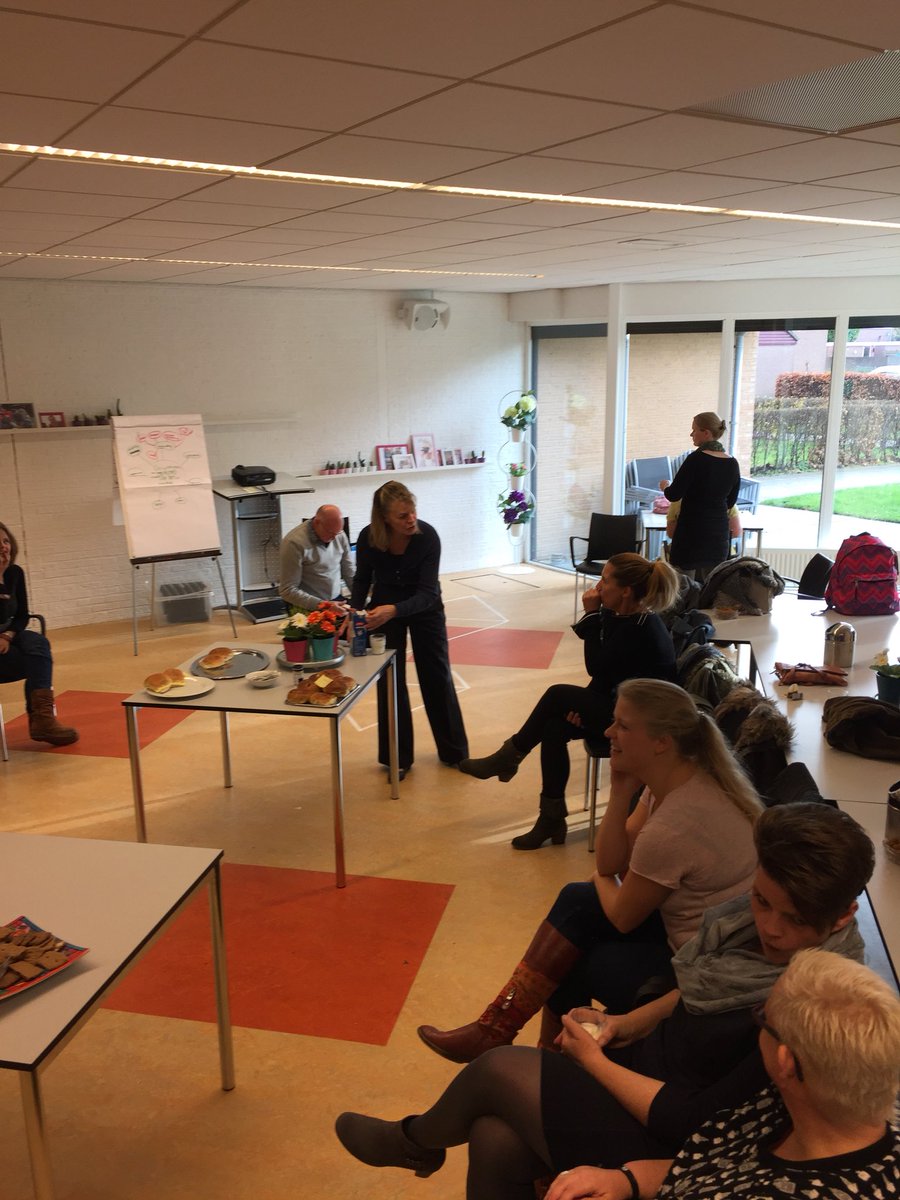 Theodezijlen's tweet photo. De wisselwerking van mens tot mens maakt het leven betekenisvol. Wat een mooie en aansprekende kern van ons werk @dezijlen bij #deGilde tijdens een workshop samenwerken! https://t.co/c4jP9MO1u8