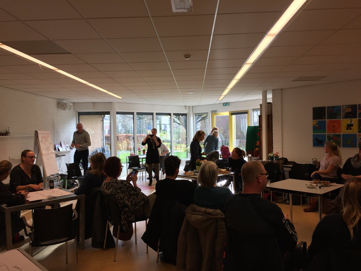 Theodezijlen's tweet photo. De wisselwerking van mens tot mens maakt het leven betekenisvol. Wat een mooie en aansprekende kern van ons werk @dezijlen bij #deGilde tijdens een workshop samenwerken! https://t.co/c4jP9MO1u8