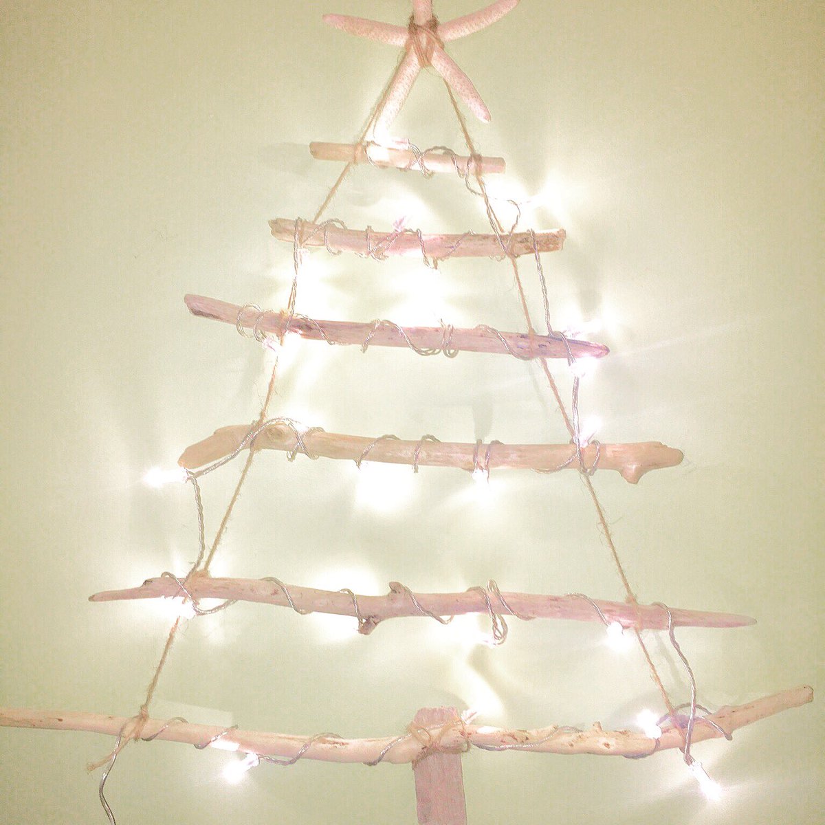 sweep_of_sand's tweet photo. Hanging driftwood tree with LED lights!
https://t.co/h4djjKhpUn
#Beachchristmas #beachlover #nautical
#driftwoodtree #xmastree #driftwood #LED #lightedtree #walldecor #ChristmasDecorations #ornaments #decorations #christmasgift https://t.co/cYZztEJGYq