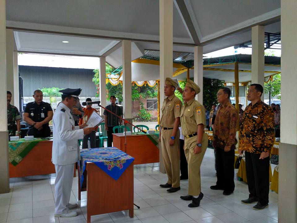 dsSirangkang's tweet photo. Pelantikan dan pengambilan sumpah perangkat Desa Sirangkang tahun 2017, formasi Jabatan KAUR TU &amp; UMUM Bpk MIrza Afi dan KAUR PERENCANAAN Bpk WIDIK. https://t.co/uaYer9gSHk