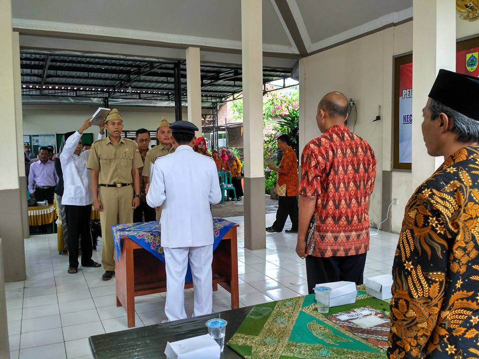dsSirangkang's tweet photo. Pelantikan dan pengambilan sumpah perangkat Desa Sirangkang tahun 2017, formasi Jabatan KAUR TU &amp; UMUM Bpk MIrza Afi dan KAUR PERENCANAAN Bpk WIDIK. https://t.co/uaYer9gSHk
