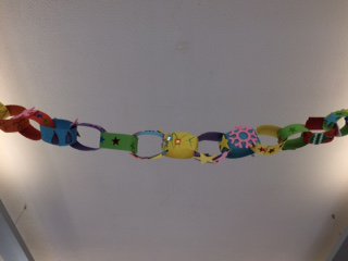 BedsLibraries's tweet photo. Calling all little crafters ~ Barton library would like to have as many beautiful Christmassy paper chains around the library as possible pop in anytime to lend a hand and see your creations up in time for Christmas! ๐#lovelibraries #Bartonlibrary #paperchains #Christmasfun #fun https://t.co/v33hxavCxZ