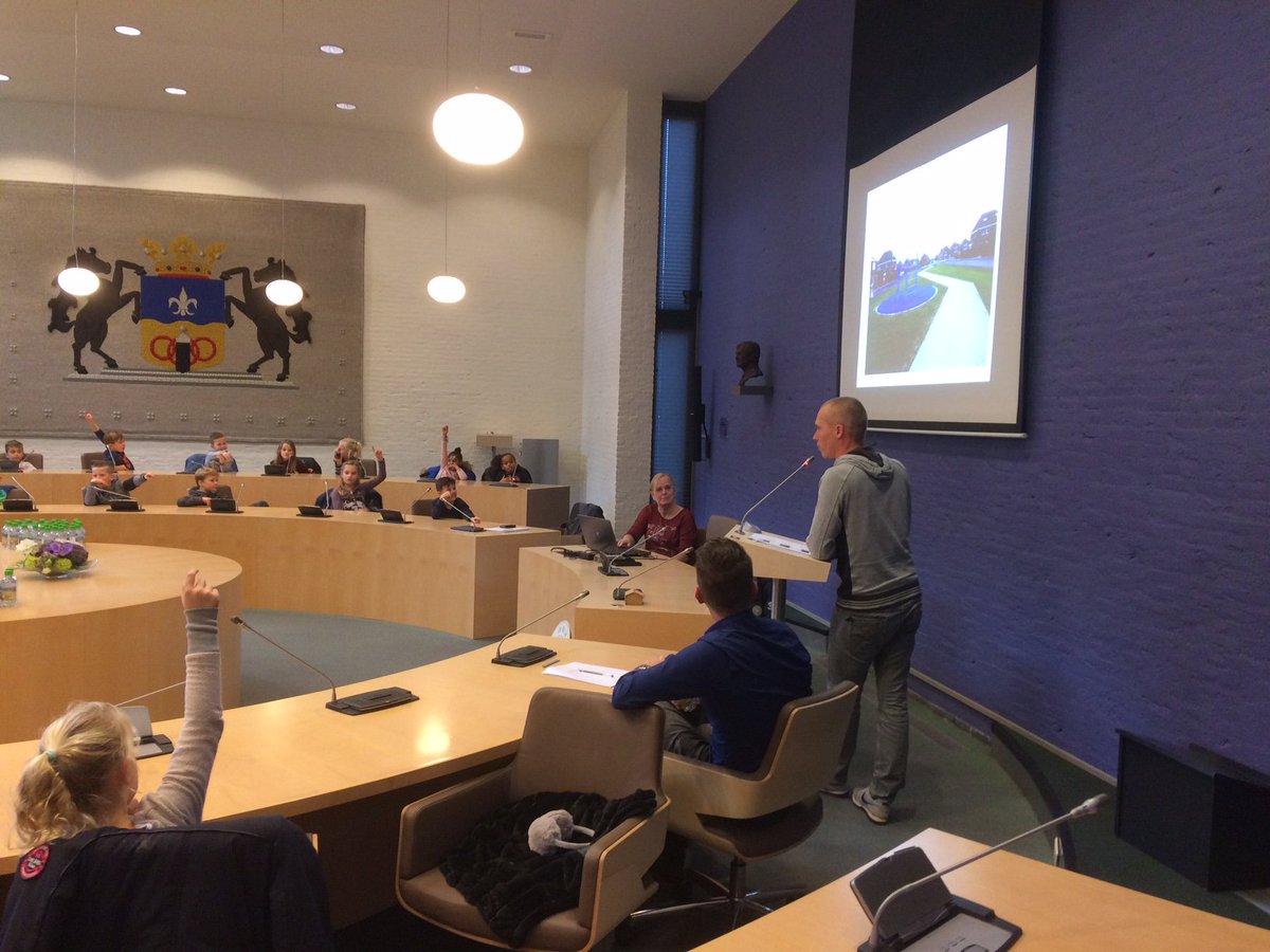 De kinderen van groep 4/5 van De Klimboom hebben het project "inrichten van je eigen omgeving" gehad op school. Wat leuk dat ze ons erbij betrokken hebben om een presentatie te geven in De Raadzaal.