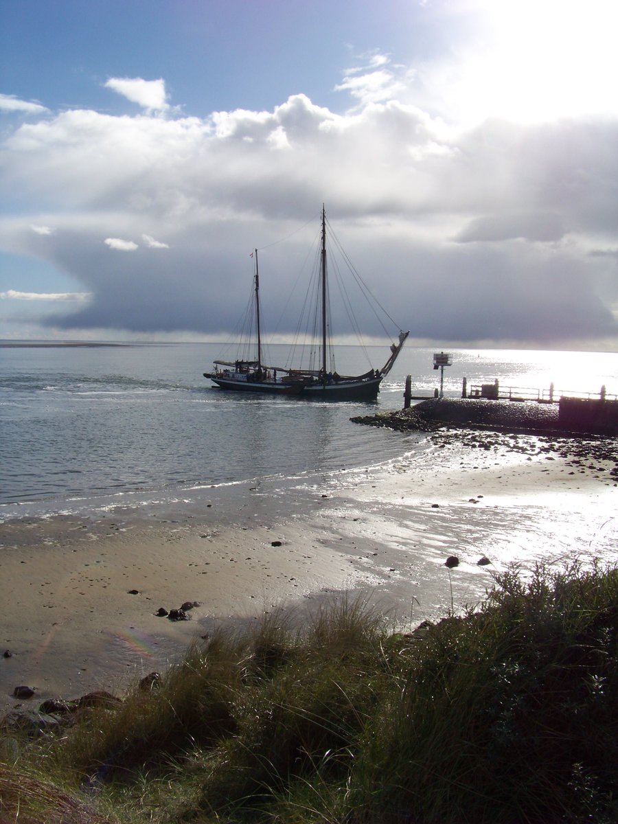 Klipper Ambulant​ in het zakkende zonnetje voor het #Vlieland - #RederijVooruit #zeilen #zeiltocht #zeilvakantie #Friesland
