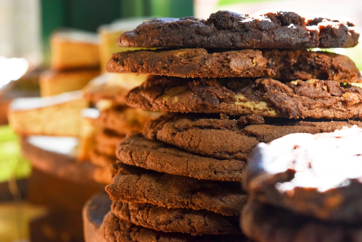 Abstarv's tweet photo. We have delicious homemade cookies in store, both milk and white chocolate, they are crunchy on the outside and succulent on the inside ๐ช The ideal Sunday treat ๐ #absolutelystarving #londonbridge https://t.co/Mop5A14Jgw