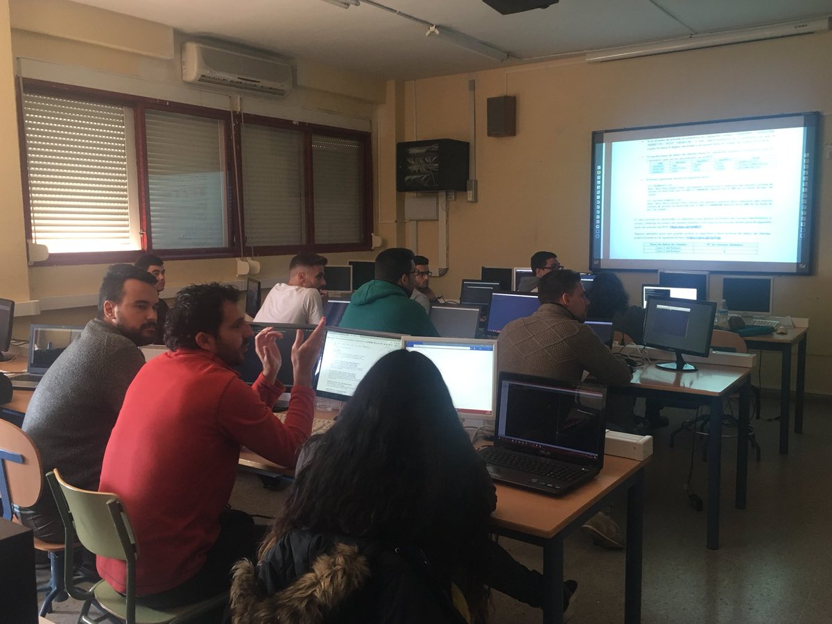 mj_benitez's tweet photo. Comienza el taller de programación funcional con @nodejs del #HeadingToCodeFEST en el #IESCamas @everisCodeFEST https://t.co/f5R1psmyr6