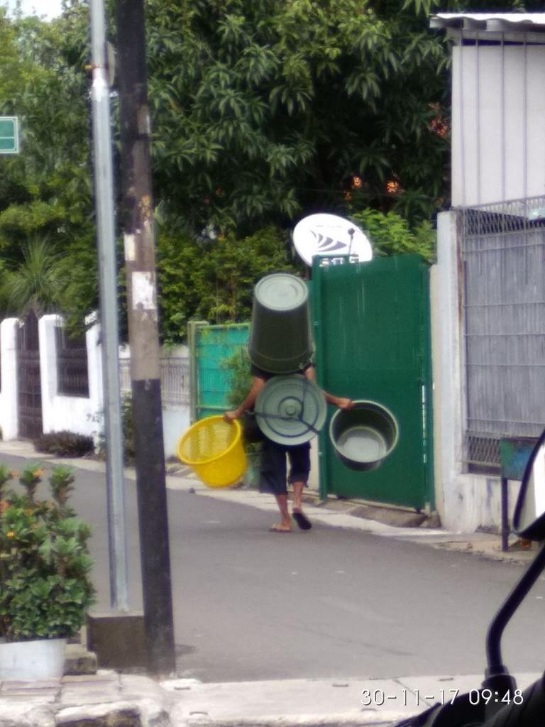 LustinaLee's tweet photo. Pedagang tanpa kepala yg bikin kaget. Waspadalah 😄😃😆 https://t.co/r22vH3hRF4