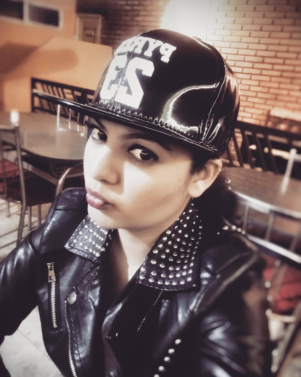 c_manisha's tweet photo. If you have chubby cheeks, you pout a little for the gangsta look 😋
Tonight in Kolkata!!! Let's rock and roll 🎤
#superbusyweek #blesseddays #gigdiary #gigday #collegegig #singersoul #singerlife #performerforlife #singforlove #OOTD #rockstarvibes #rockandroll #abouttoday https://t.co/1vos5LGO7s