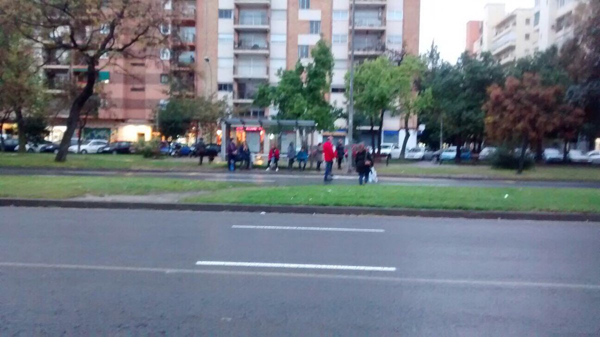 Mariola42's tweet photo. Hoy en Blasco Ibáñez se sigue cometiendo las imprudencias de NO cruzar por el paso a peatones. Recuerden que a 50 mts está el paso para cruzar. Debemos de ser conscientes de cruzar por los sitios habilitados para peatones. #SeguridadYPrevencion  @policialocalvlc https://t.co/3yR0fl9lOa